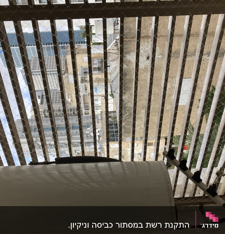 רשת מתכת למניעת כניסת יונים במרפסת